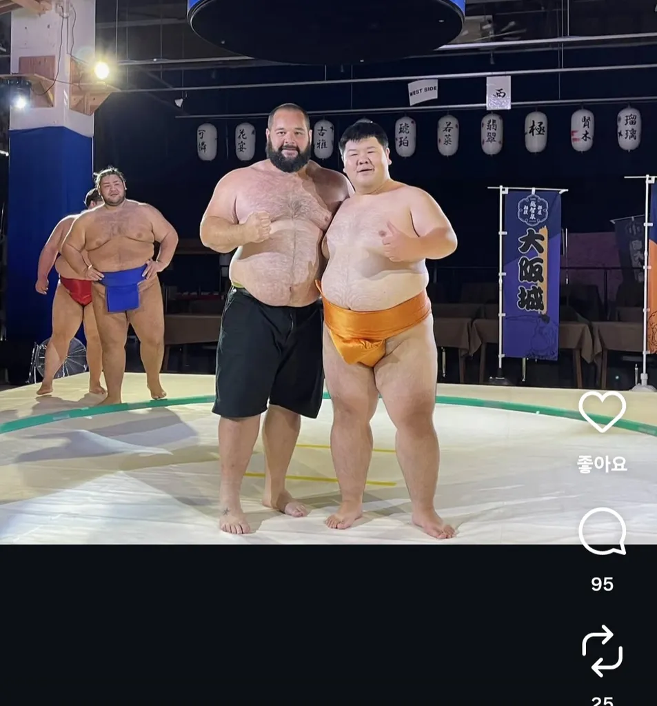 얼굴 따로 몸 따로 인듯